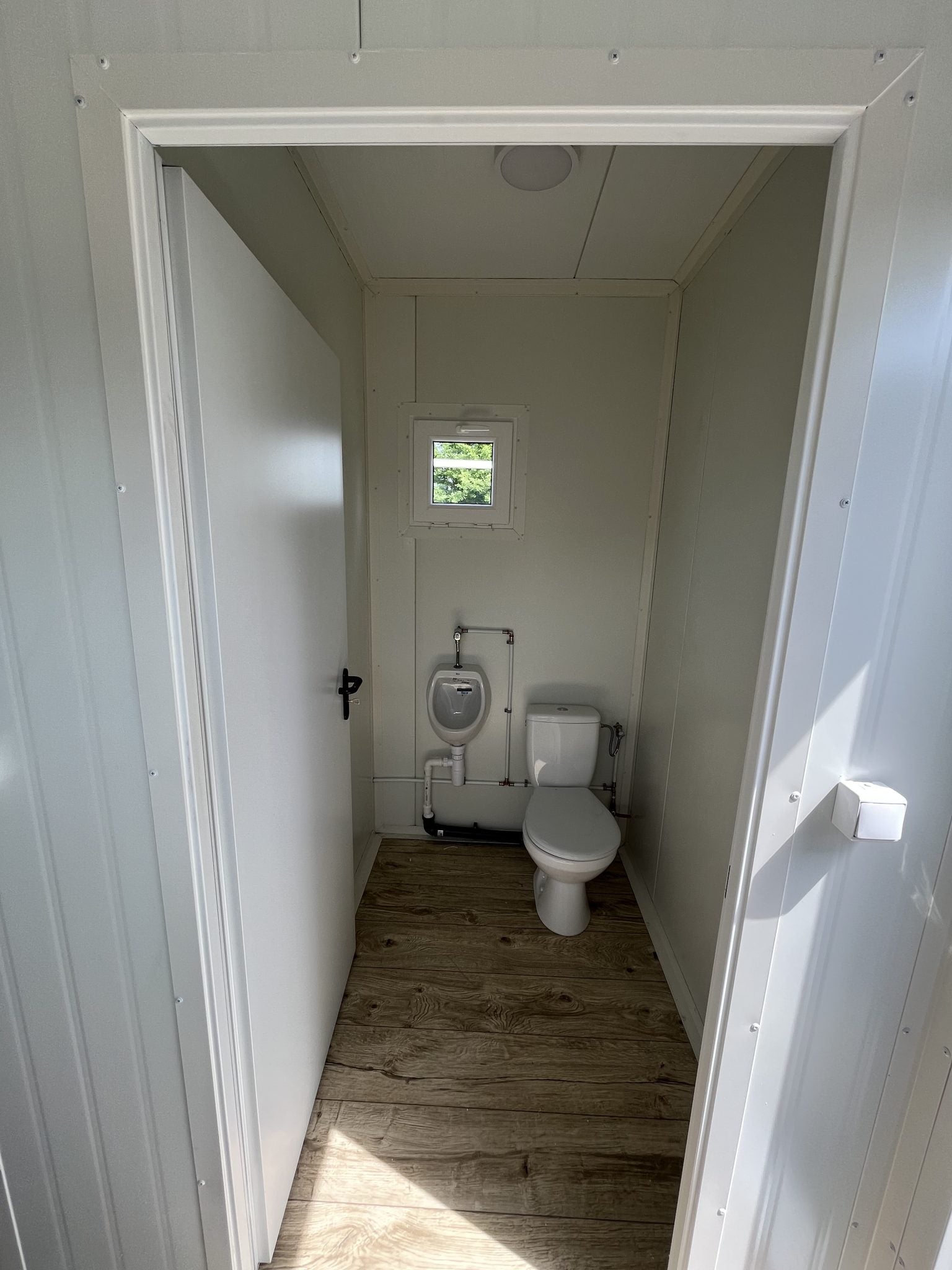 CONTENEDOR SANITARIO-2 URINARIOS-2 INODOROS-2 LAVABOS-DUCHA CON CALDERA (4X3X2,9M)