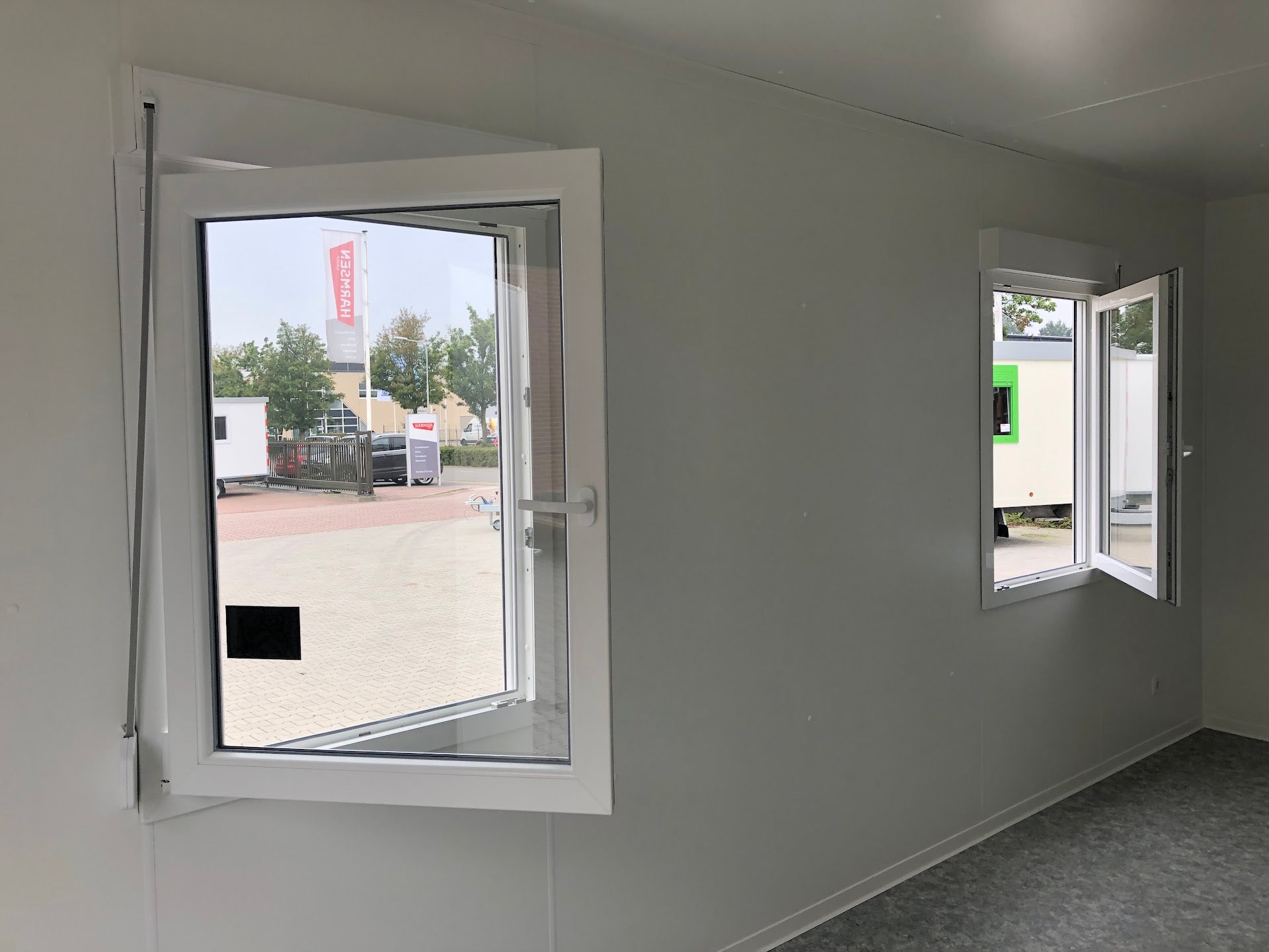 CONTENEDOR DE OFICINA 6 X 3 M CON DOS VENTANAS LATÉRALES