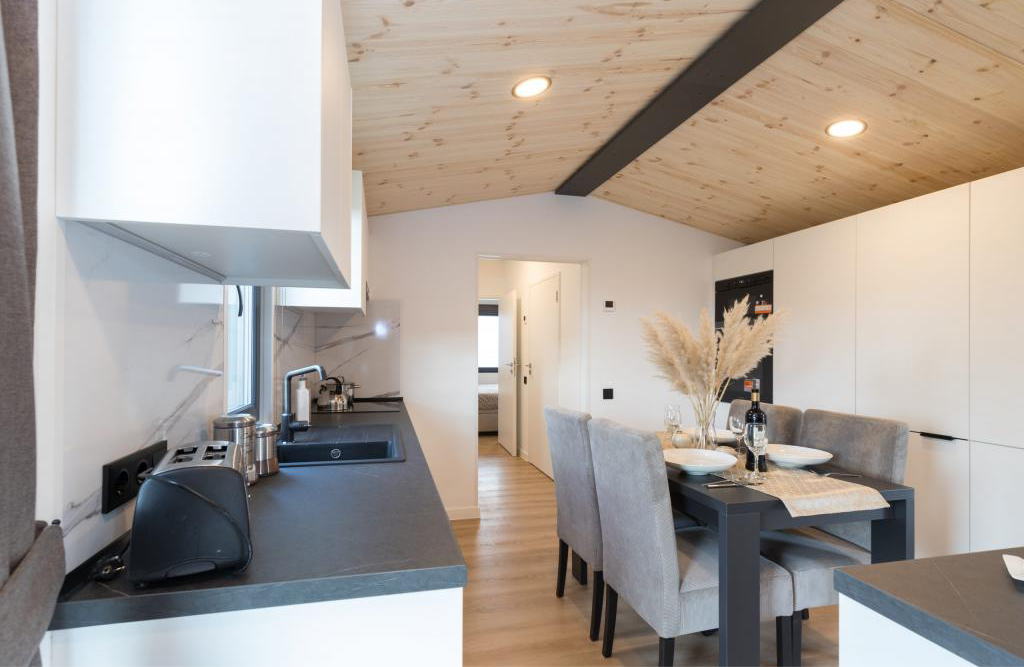 CASA MOVIL MALDIVES LODGE (15,125 X 6 M)