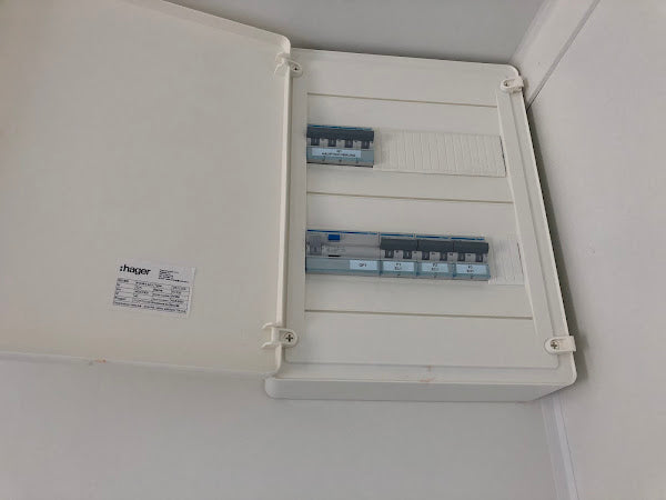 CONTENEDOR DE OFICINA 6 X 3 M CON DOS VENTANAS LATÉRALES