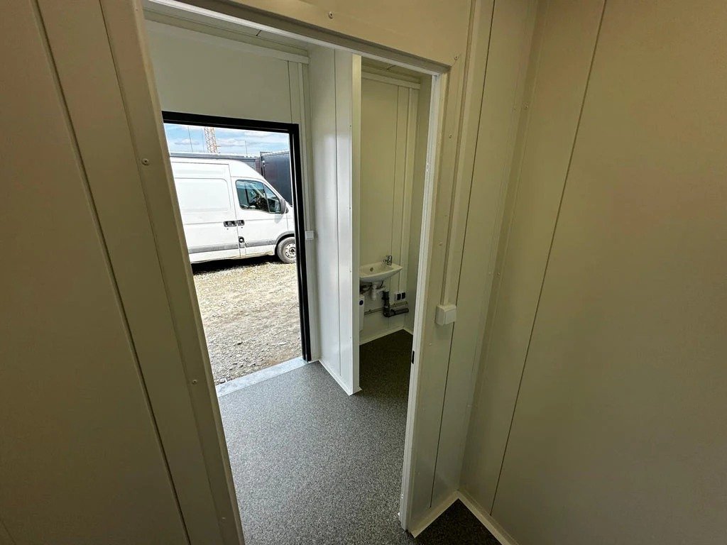 Contenedor Sanitario con Múltiples Unidades: Funcionalidad y Espacio