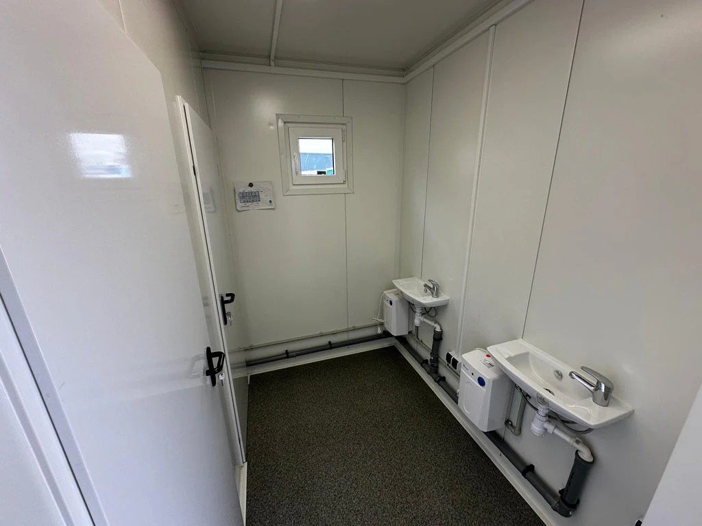 Contenedor Sanitario con Múltiples Unidades: Funcionalidad y Espacio