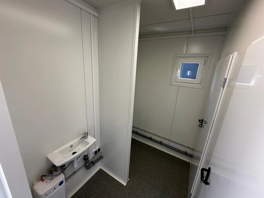 Contenedor Sanitario con Múltiples Unidades: Funcionalidad y Espacio