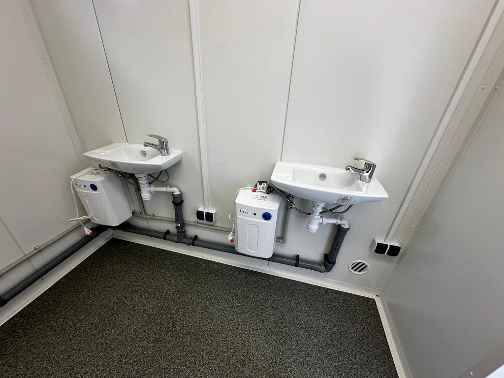 Contenedor Sanitario con Múltiples Unidades: Funcionalidad y Espacio