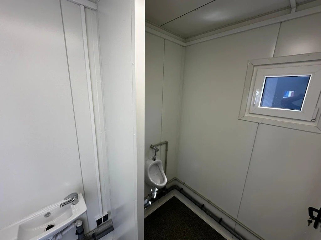 Contenedor Sanitario con Múltiples Unidades: Funcionalidad y Espacio