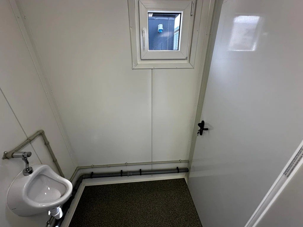 Contenedor Sanitario con Múltiples Unidades: Funcionalidad y Espacio