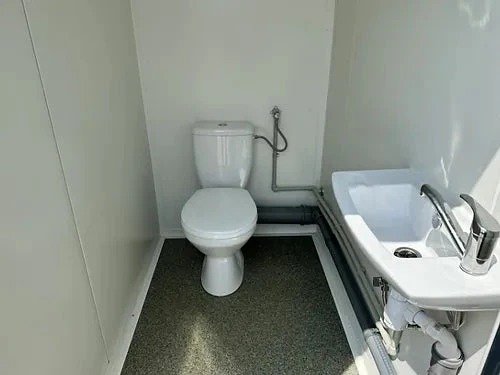 Contenedor Sanitario con 3 Cabinas