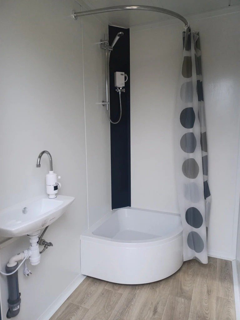 Contenedor Sanitario Doble de 2 Cabinas: WC y Ducha en un Diseño Robusto