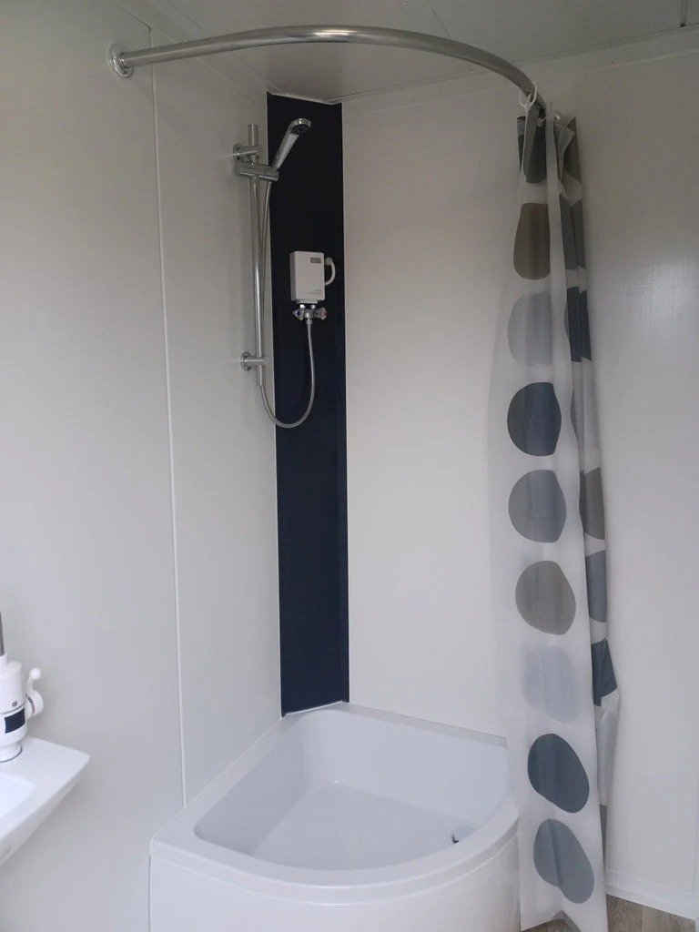 Contenedor Sanitario Doble de 2 Cabinas: WC y Ducha en un Diseño Robusto