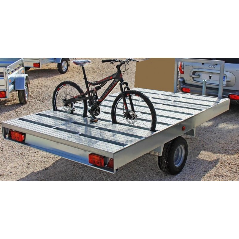 Remolque lleva 9 bicicletas